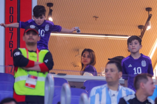 Cantiknya Istri Messi Nonton Argentina Sambil Gendong Anak