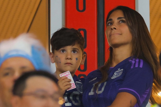 Cantiknya Istri Messi Nonton Argentina Sambil Gendong Anak