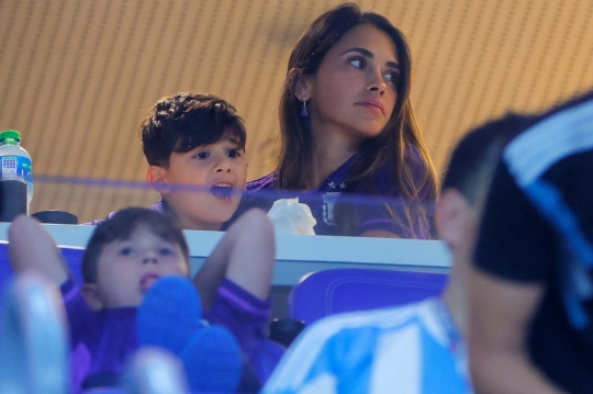 Cantiknya Istri Messi Nonton Argentina Sambil Gendong Anak