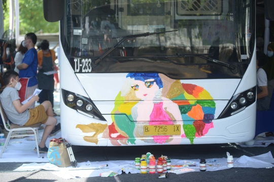 Semangat Anak Difabel Melukis Mural di Bus TransJakarta