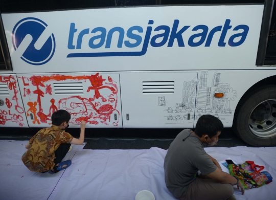 Semangat Anak Difabel Melukis Mural di Bus TransJakarta