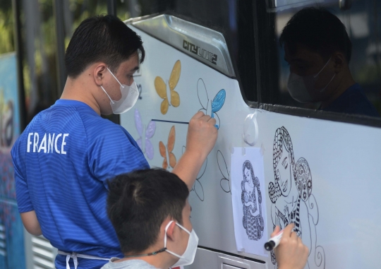 Semangat Anak Difabel Melukis Mural di Bus TransJakarta