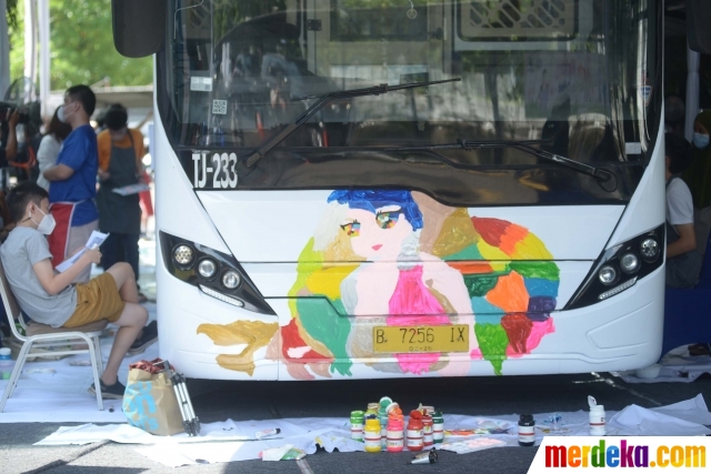 Sejumlah anak difabel membuat lukisan pada badan bus Transjakarta di Cawang, Jakarta, Kamis (1/12/2022). Dalam rangka menyambut Hari Disabilitas pada 3 Desember 2022, anak-anak berkebutuhan mendapatkan kesempatan untuk menuangkan kreativitasnya melalui lukisan apa saja yang bisa digambar di badan bus TransJakarta.