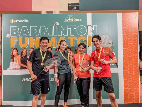 Deretan Momen Lucu El Rumi Badminton Bareng 'Legend', Susy Susanti Pakai Raket Nyamuk