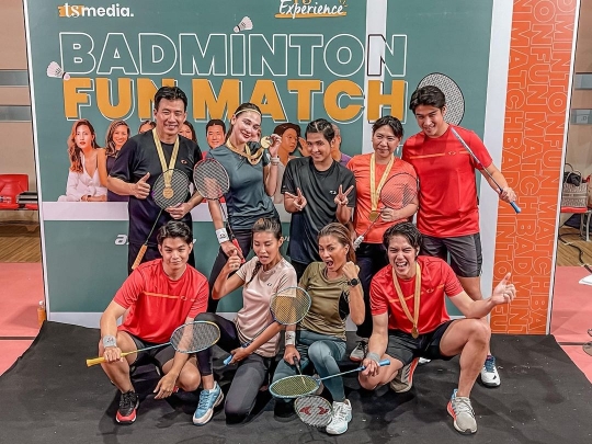 Deretan Momen Lucu El Rumi Badminton Bareng 'Legend', Susy Susanti Pakai Raket Nyamuk