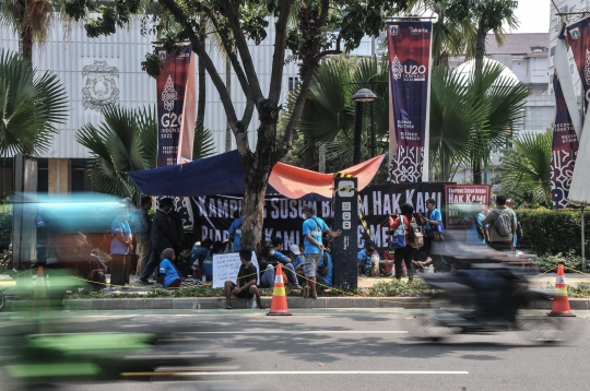 Aksi Warga Kampung Bayam Mengungsi di Balai Kota