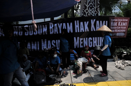 Aksi Warga Kampung Bayam Mengungsi di Balai Kota