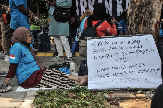 Aksi Warga Kampung Bayam Mengungsi di Balai Kota