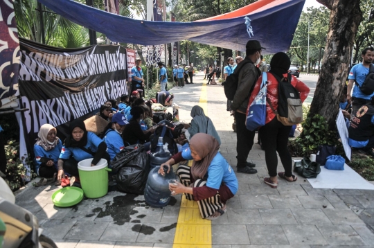 Aksi Warga Kampung Bayam Mengungsi di Balai Kota