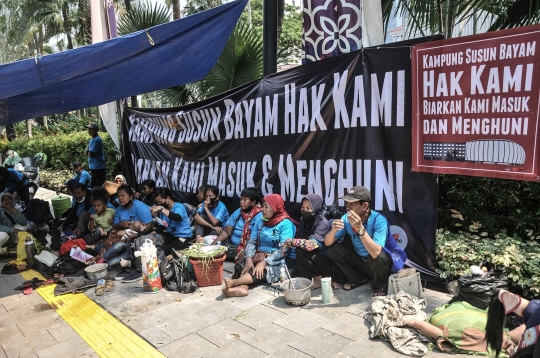 Aksi Warga Kampung Bayam Mengungsi di Balai Kota