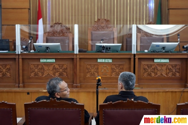 Terdakwa Agus Nurpatria dan Hendra Kurniawan menjalani sidang lanjutan kasus perintangan penyidikan atau obstruction of justice kematian Brigadir Nofriansyah Yosua Hutabarat atau Brigadir J di Pengadilan Negeri Jakarta Selatan, Jakarta, Kamis (1/12/2022). Sidang tersebut kembali digelar dengan agenda pemeriksaan 6 saksi yang dihadirkan jaksa penuntut umum (JPU), di mana 4 saksi merupakan anggota Propam Polri dan 2 saksi lainnya ahli digital forensik.