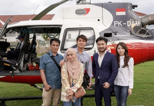 5 Potret Rizky Billar dan Lesti Kejora Beri Bantuan Korban Cianjur, Naik Helikopter