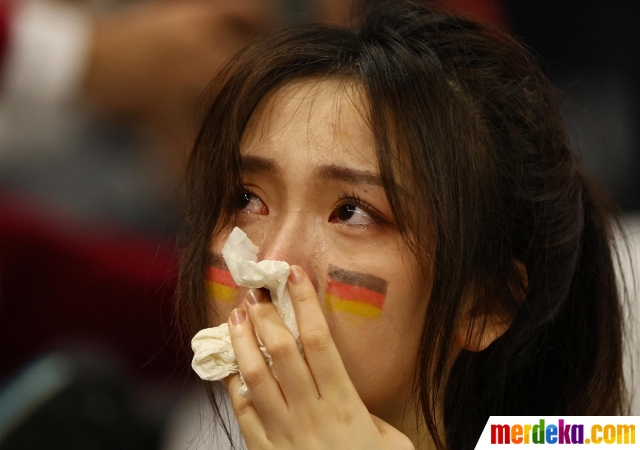 Seorang suporter wanita Jerman tampak menangis saat menyaksikan pertandingan Kosta Rika vs Jerman dalam babak penyisihan Grup E Piala Dunia 2022 di Stadion Al Bayt, Al Khor, Qatar, Kamis (1/12/2022). Meski menang telak dengan skor 4-2 atas Kosta Rika, Jerman tetap gagal melaju ke babak 16 besar Piala Dunia 2022.