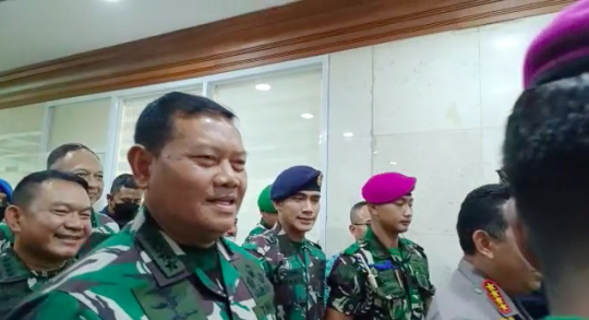 Dikawal Kasad dan Kasau, Potret Semringah Laksamana Yudo Margono Tiba di DPR