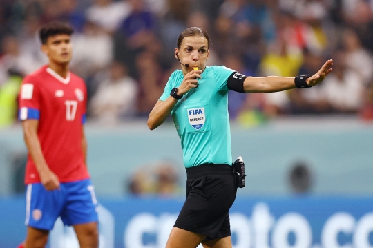 Sosok Stephanie Frappart, Wasit Perempuan Pertama di Piala Dunia 2022
