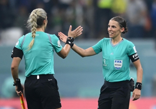 Sosok Stephanie Frappart, Wasit Perempuan Pertama di Piala Dunia 2022