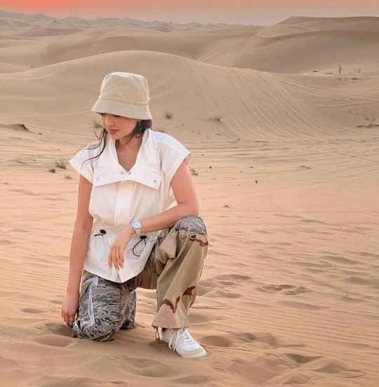 Cantiknya Keterlaluan, Ini Deretan Potret Raline Shah di Gurun Pasir Abu Dhabi