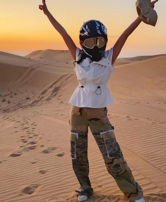 Cantiknya Keterlaluan, Ini Deretan Potret Raline Shah di Gurun Pasir Abu Dhabi