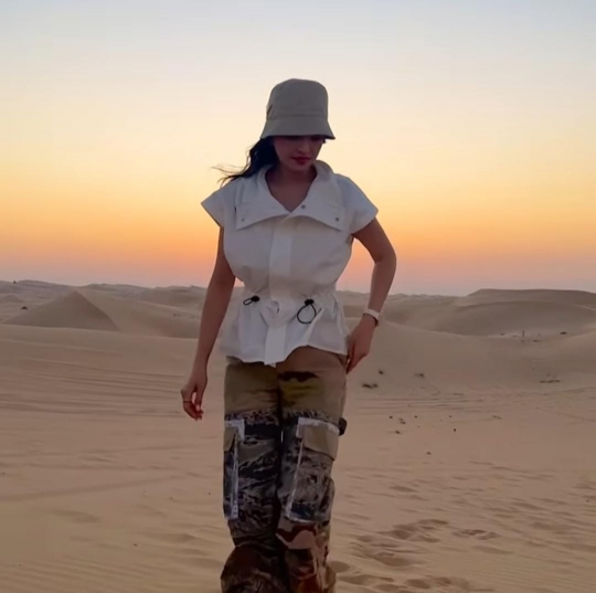 Cantiknya Keterlaluan, Ini Deretan Potret Raline Shah di Gurun Pasir Abu Dhabi