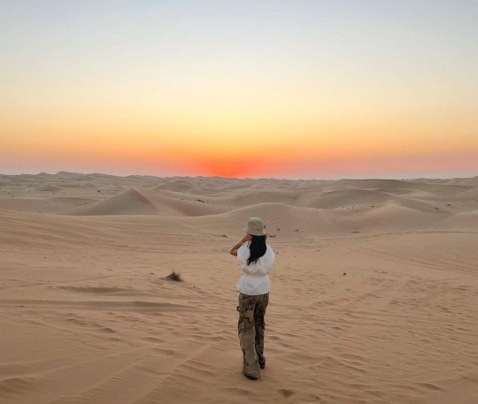 Cantiknya Keterlaluan, Ini Deretan Potret Raline Shah di Gurun Pasir Abu Dhabi