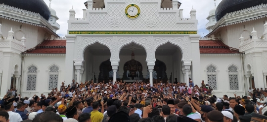 Potret Warga Aceh Berbondong-bondong Mengerubuti Anies Baswedan