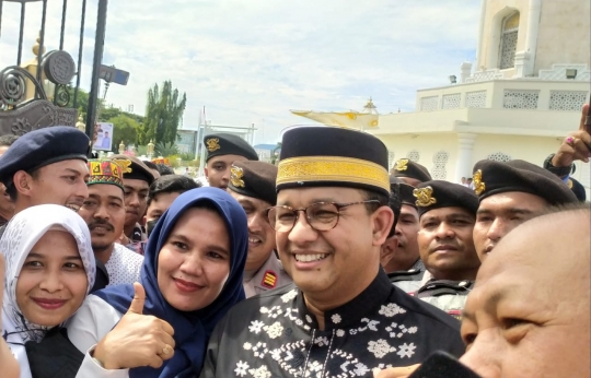 Potret Warga Aceh Berbondong-bondong Mengerubuti Anies Baswedan