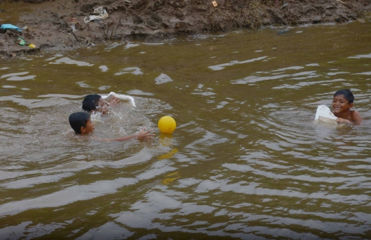 Bahayanya Anak-Anak Bermain di Kali Ciliwung