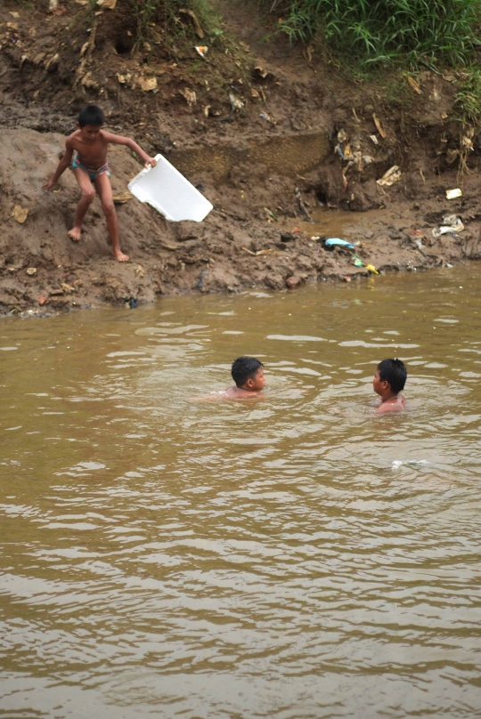 Bahayanya Anak-Anak Bermain di Kali Ciliwung