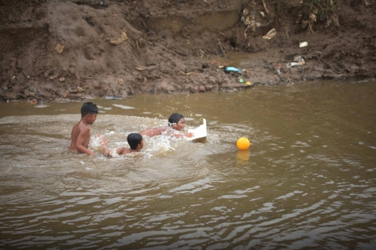 Bahayanya Anak-Anak Bermain di Kali Ciliwung