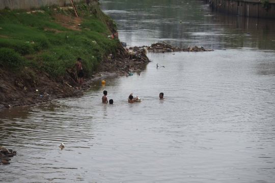 Bahayanya Anak-Anak Bermain di Kali Ciliwung