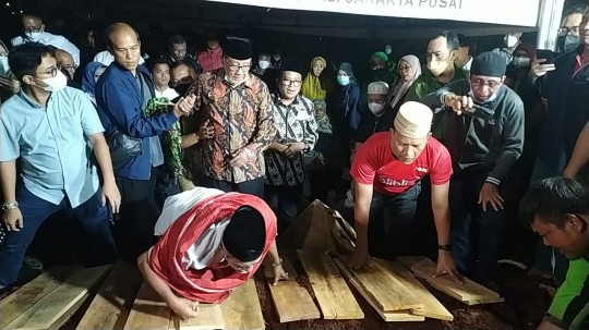 Akbar Tanjung Antar Ferry Mursyidan Baldan ke Peristirahatan Terakhir