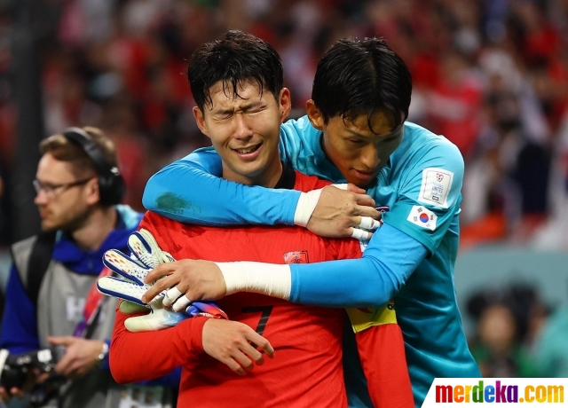 Foto Tangis Haru Pemain Korsel Usai Bungkam Portugal Dan Lolos 16