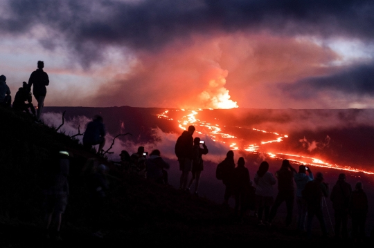 Pemandangan Menakjubkan Letusan Gunung Mauna Loa di Hawaii Jadi Tontonan