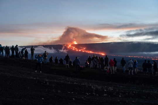 Pemandangan Menakjubkan Letusan Gunung Mauna Loa di Hawaii Jadi Tontonan