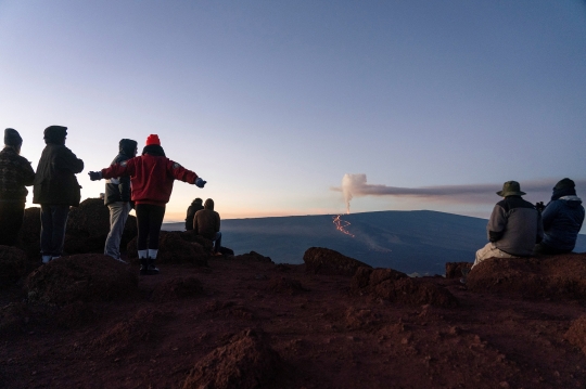 Pemandangan Menakjubkan Letusan Gunung Mauna Loa di Hawaii Jadi Tontonan