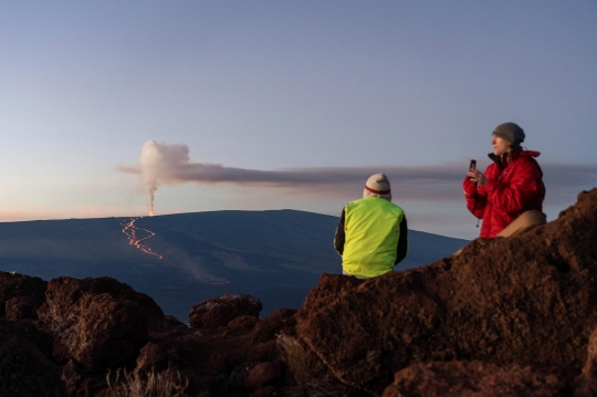 Pemandangan Menakjubkan Letusan Gunung Mauna Loa di Hawaii Jadi Tontonan