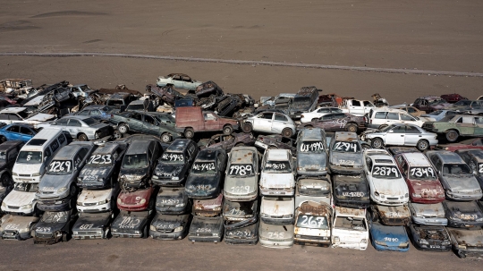 Potret Miris Gurun Atacama Jadi Tempat Pembuangan Mobil hingga Baju Bekas