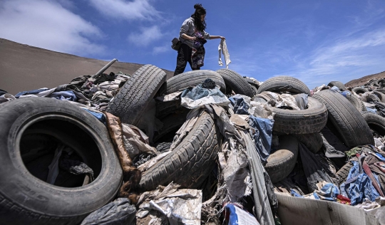 Potret Miris Gurun Atacama Jadi Tempat Pembuangan Mobil hingga Baju Bekas