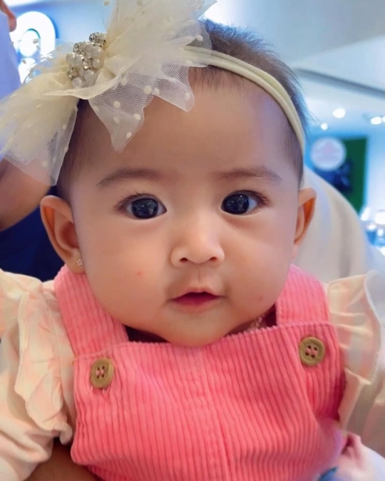 Gaya Selfie Baby Moana Anak Ria Ricis Lucu Banget, Pose 'Mata Genit' Bikin Salfok