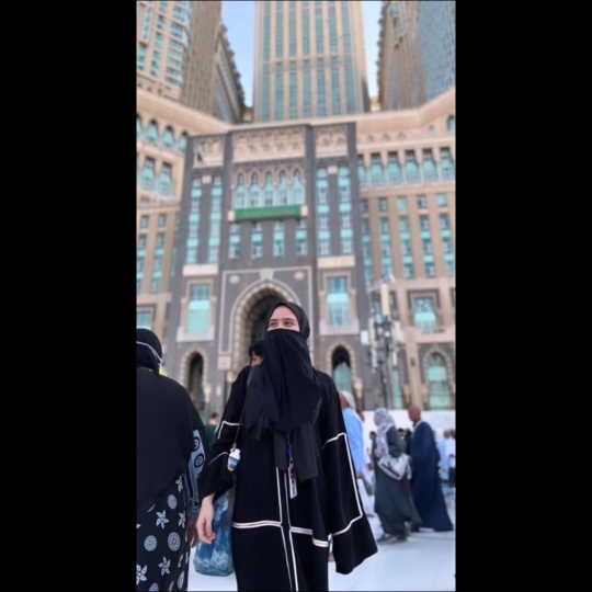 Tissa Biani Umrah Bersama Keluarga, Penampilannya Bercadar Curi Perhatian