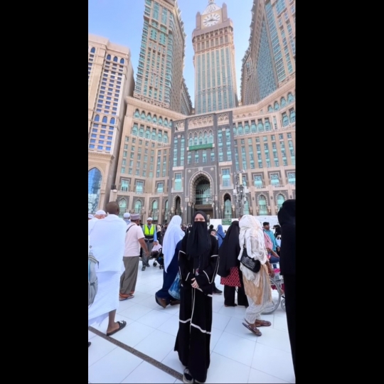 Tissa Biani Umrah Bersama Keluarga, Penampilannya Bercadar Curi Perhatian