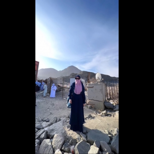 Tissa Biani Umrah Bersama Keluarga, Penampilannya Bercadar Curi Perhatian