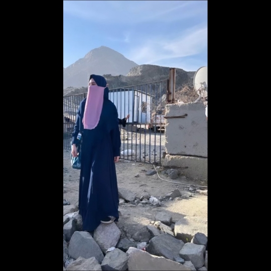 Tissa Biani Umrah Bersama Keluarga, Penampilannya Bercadar Curi Perhatian