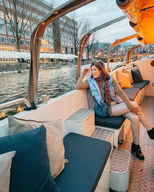 6 Potret Cantik Carissa Puteri Liburan di Amsterdam, Penampilannya Curi Perhatian