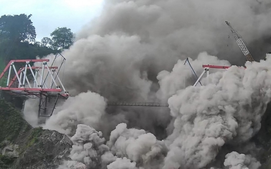 Dahsyatnya Erupsi Gunung Semeru Menerjang Jembatan Gladak Perak