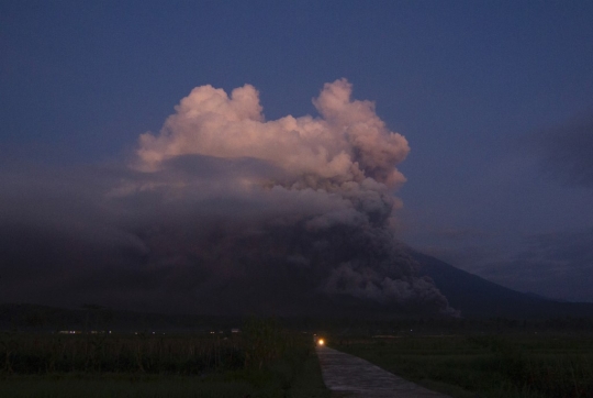 Dahsyatnya Erupsi Gunung Semeru Menerjang Jembatan Gladak Perak