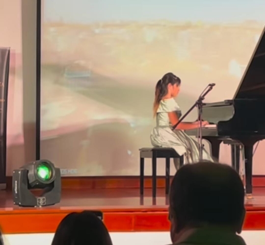 Mikhayla Anak Nia Ramadhani Main Piano di Panggung, Parasnya Cantik Mirip Sang Mama