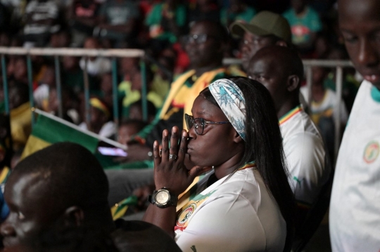 Badai Wajah Sedih Suporter Senegal Usai Ditekuk Inggris