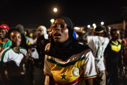 Badai Wajah Sedih Suporter Senegal Usai Ditekuk Inggris