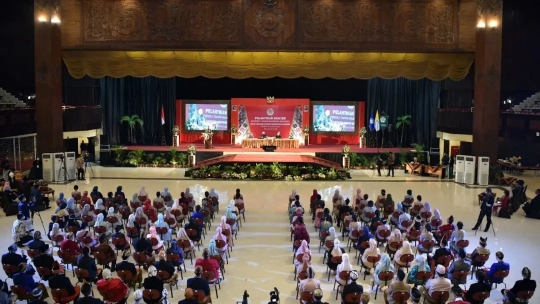 Panglima TNI Jenderal Andika & Istri Sampai Nangis Anak jadi Dokter Muda Lulusan UGM